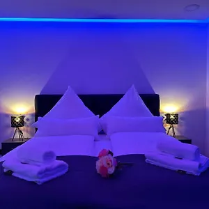 Modern Neuburg T - - 2 Zimmer, Badewanne, Balkon, Parkplatz, Kueche, Wi-fi, Tv Apartment